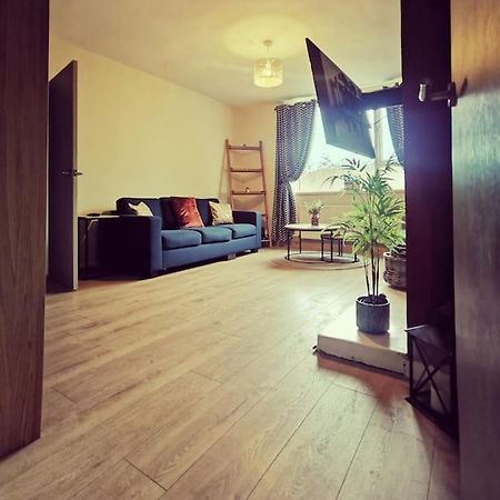 Entire 1 Bed Spacious Apartment, Private Balcony & Study Room Near City Whitehouse  Экстерьер фото