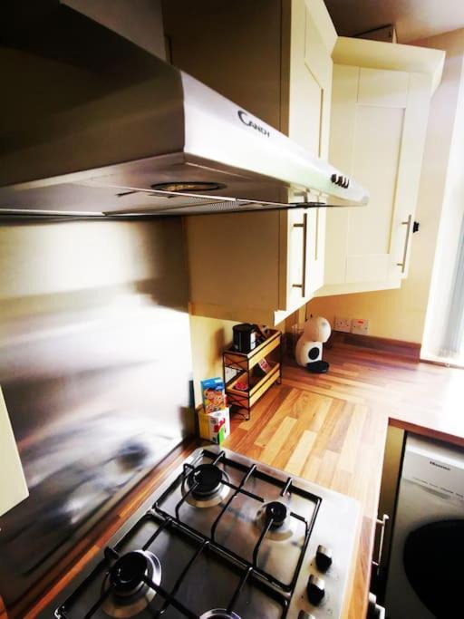 Entire 1 Bed Spacious Apartment, Private Balcony & Study Room Near City Whitehouse  Экстерьер фото