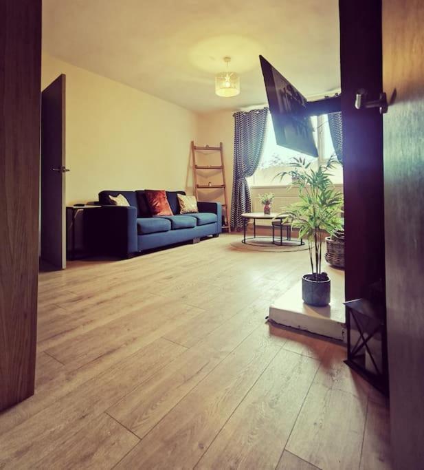 Entire 1 Bed Spacious Apartment, Private Balcony & Study Room Near City Whitehouse  Экстерьер фото