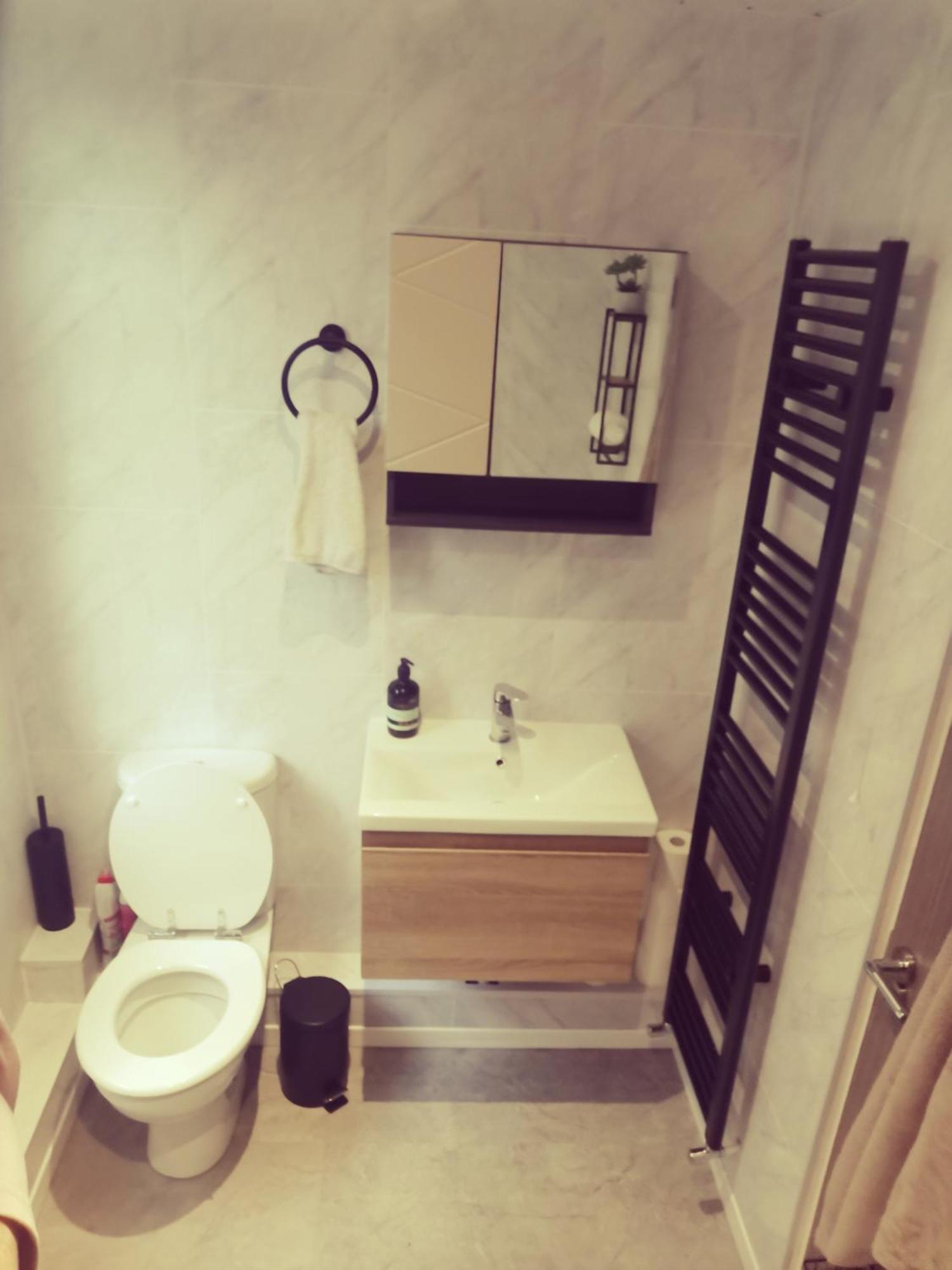 Entire 1 Bed Spacious Apartment, Private Balcony & Study Room Near City Whitehouse  Экстерьер фото